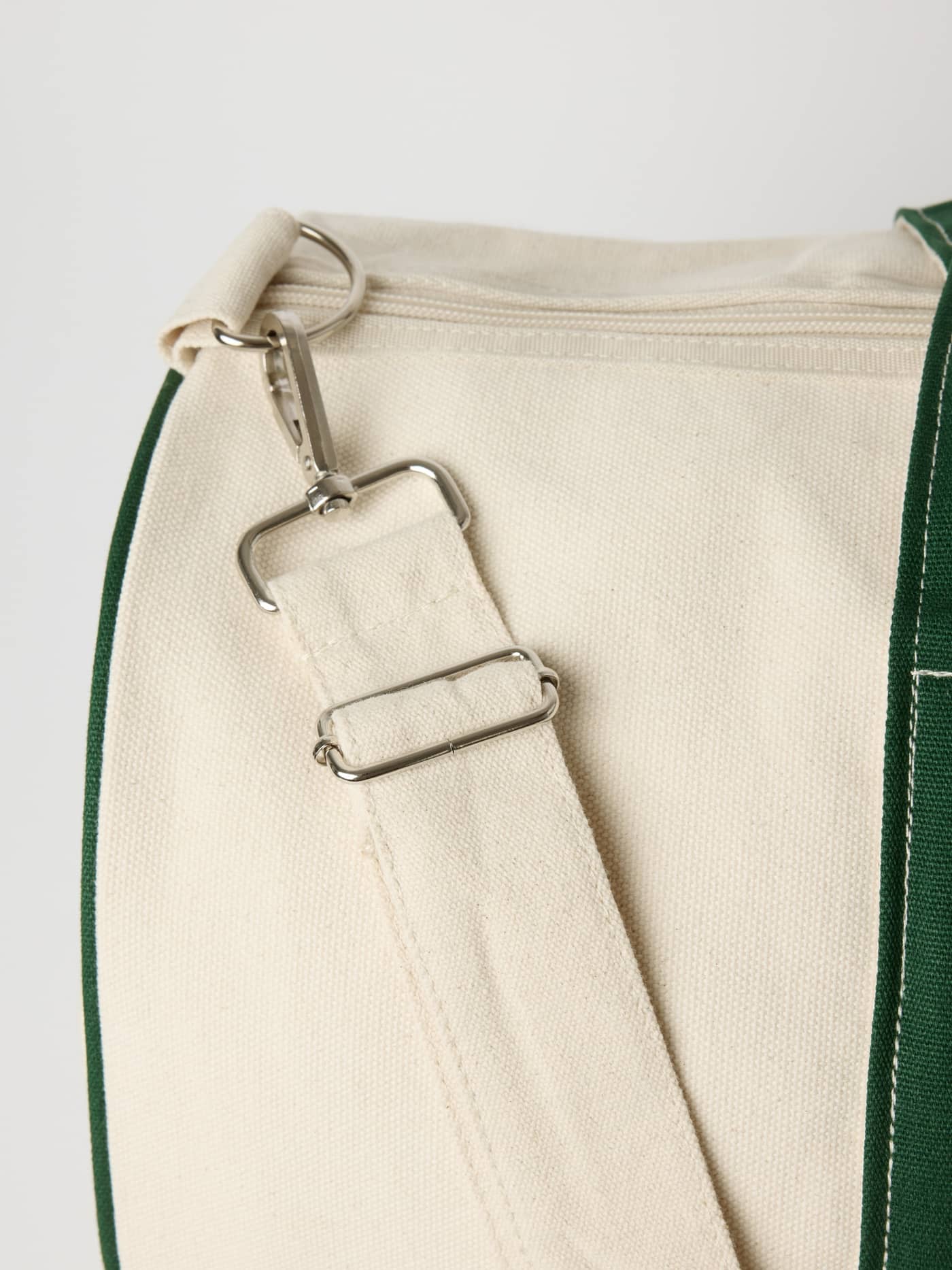 Ace Canvas Sports Bag 40L in Egret (Weiß) Detail mit robustem Baumwollriemen und Metallelementen für Tennis. - Image 5
