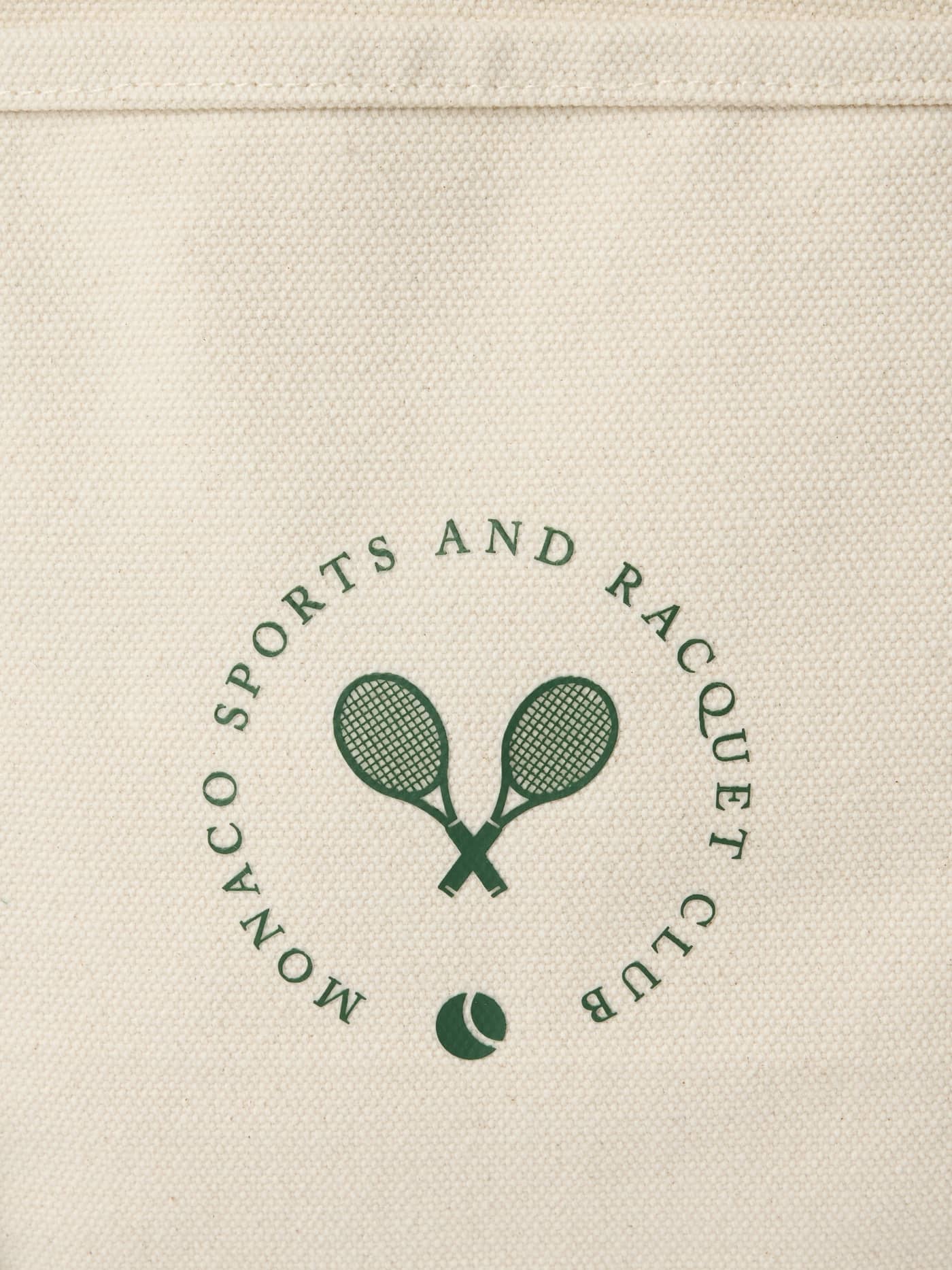 Grønn tennisracket-logo på Ace Canvas Tote 30L i Egret (Hvit) i bomullscanvas, sett på nært hold. - Image 4