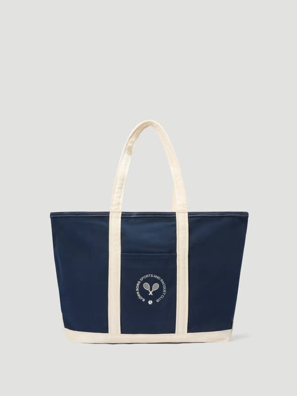 Ace Canvas Tote 27L in Night Sky (Marineblauw) van stevig katoenen canvas met een kenmerkende tennisclub-graphic.
