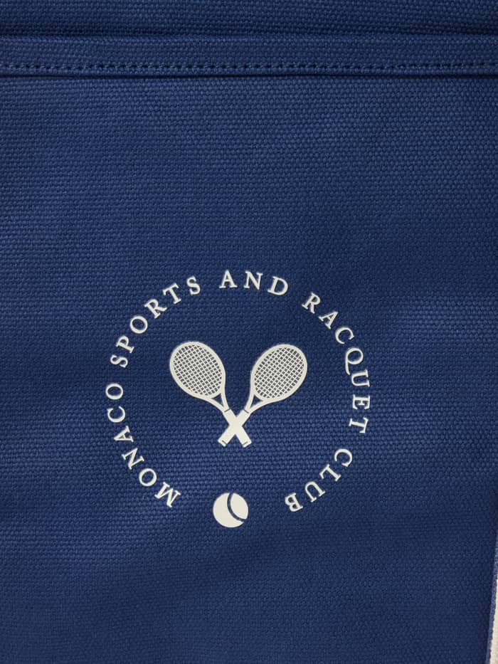 Nærbillede af Ace Canvas Tote 30L i Blue Depths (Blå) i bomuldscanvas med et råhvidt tennisklub-logo. - Image 4