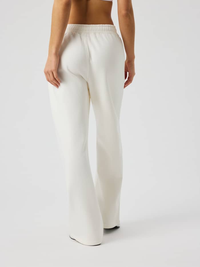 Achteraanzicht van de Studio Oversized Straight Sweatpants in Tofu (Wit) met een relaxte pasvorm en tennisdetails. - Image 3