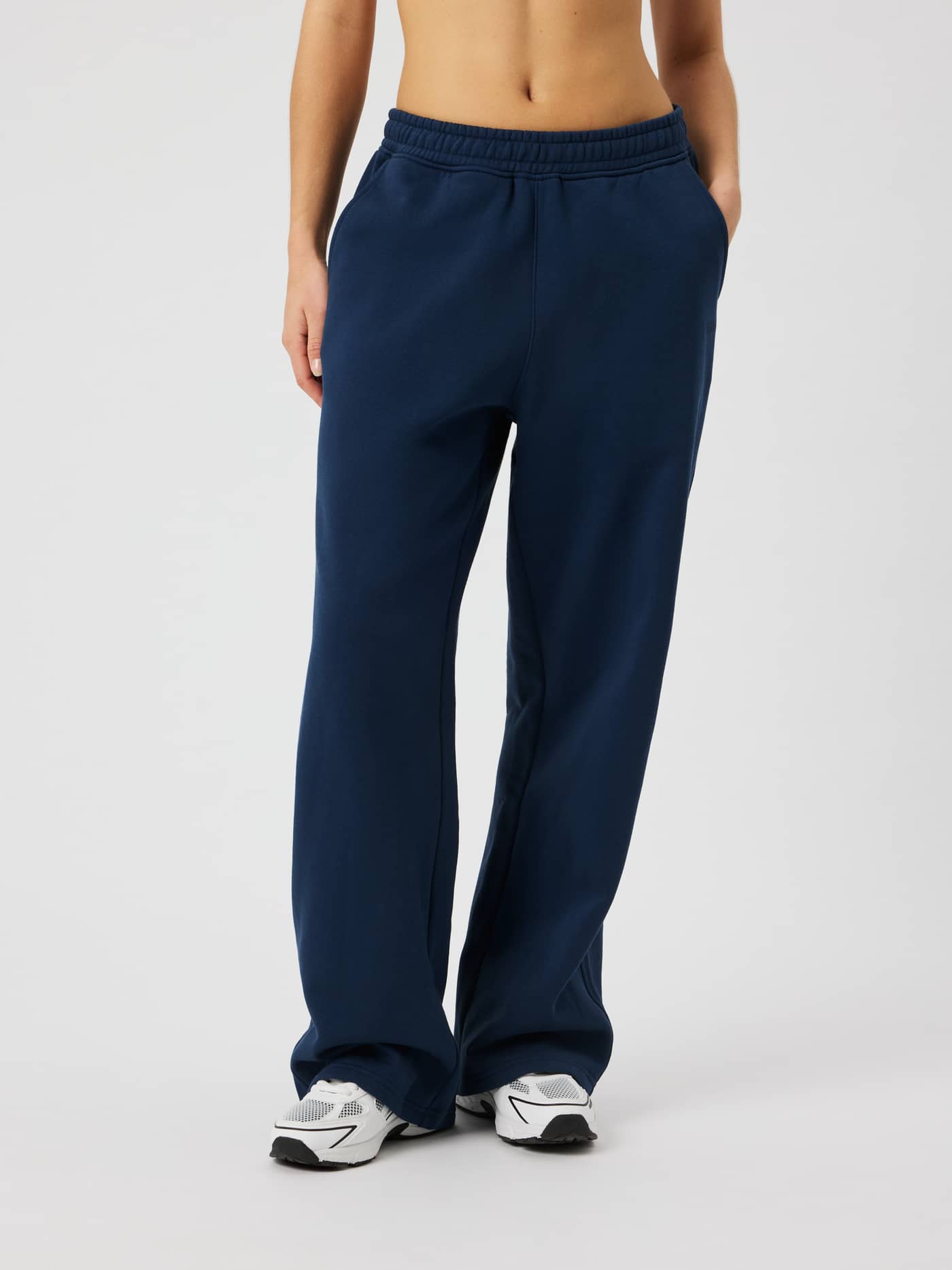 Studio Oversized Straight Sweatpants i Dress Blues (marinblå) framifrån på en kvinna med ledig passform och raka ben. - Image 2