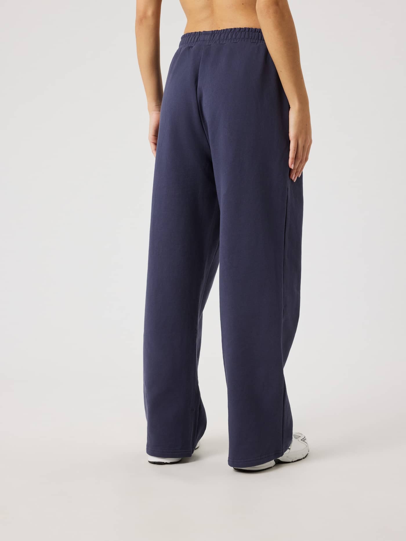 Studio Oversized Straight Sweatpants in Odyssey Gray (Marineblauw) in achteraanzicht met een stijlvolle, relaxte pasvorm. - Image 2