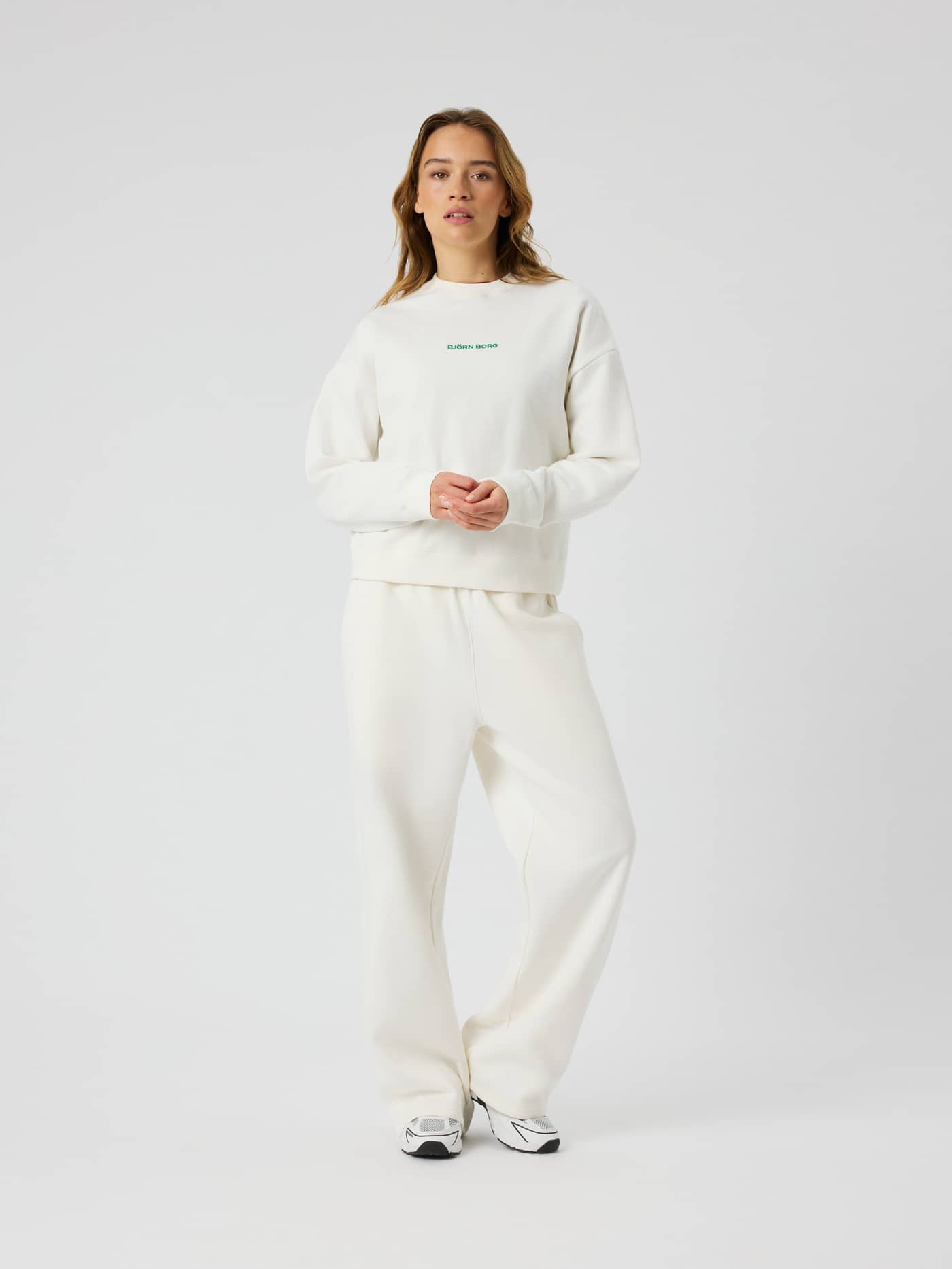 Ganzkörper-Vorderansicht der Studio Oversized Straight Sweatpants in Tofu (Weiß) mit relaxter Passform und Tennis-Style. - Image 1