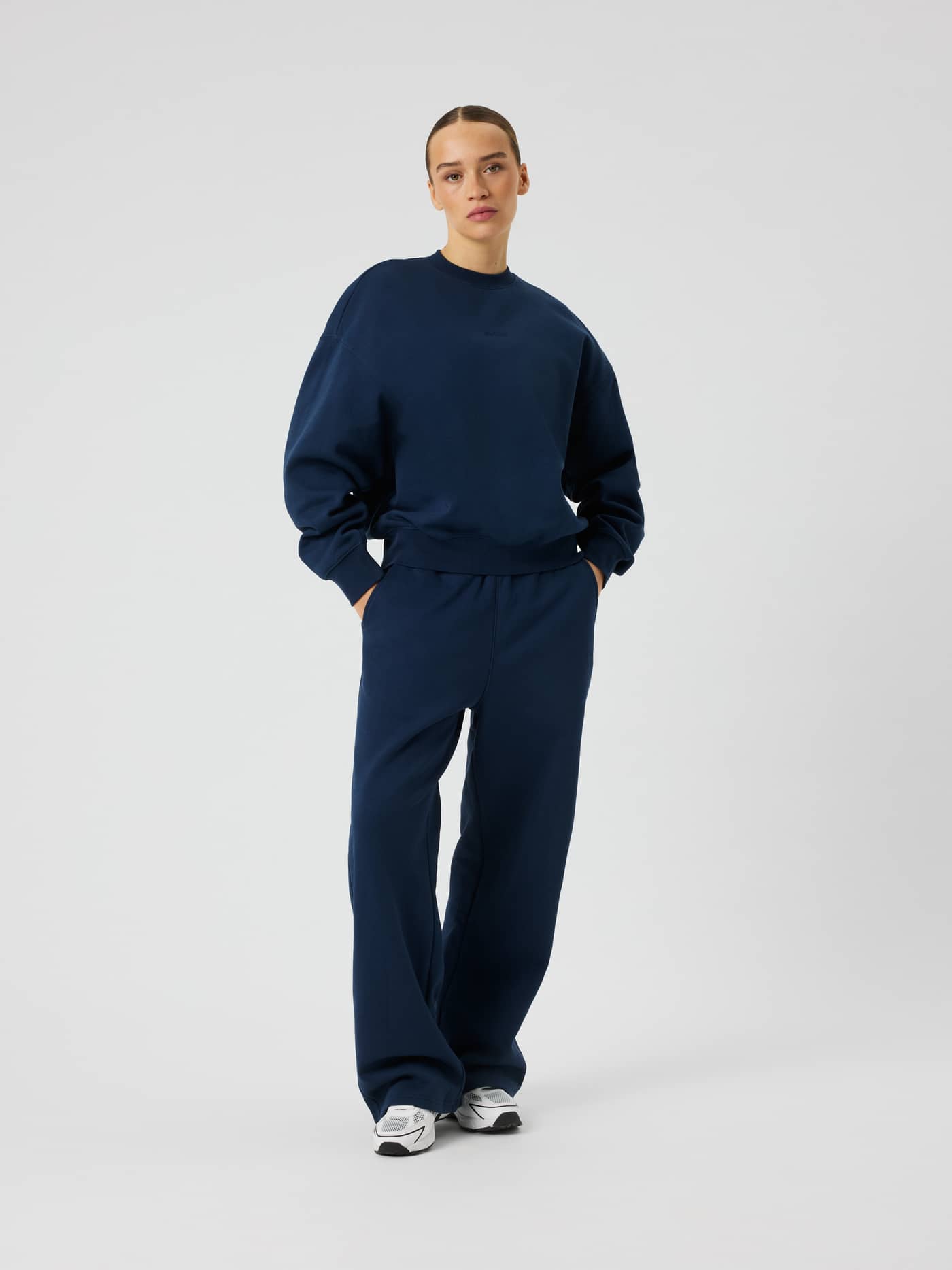 Studio Oversized Straight Sweatpants i Dress Blues (marinblå) sedda framifrån. - Image 1
