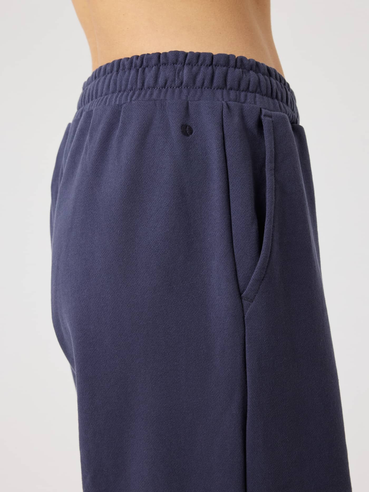 Studio Oversized Straight Sweatpants in Odyssey Gray (Marineblauw) in zijaanzicht, met elastische taille en zak. - Image 3