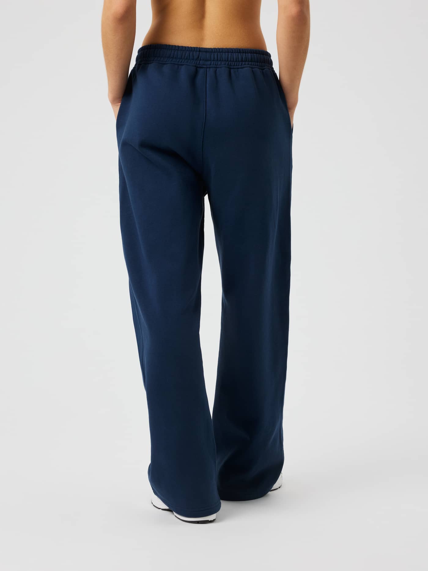 Baksidan av Studio Oversized Straight Sweatpants i Dress Blues (marinblå) med en avslappnad siluett med raka ben. - Image 3