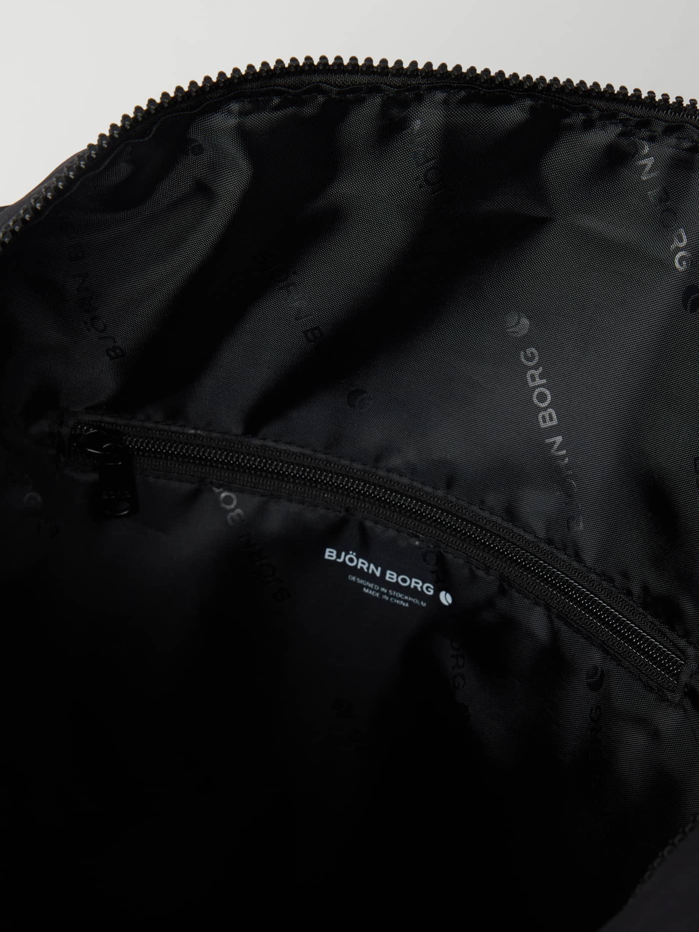 Indersiden af Studio Active Sports Bag 25L i Black Beauty (Sort) til træning med hvidt logo på foret. - Image 4