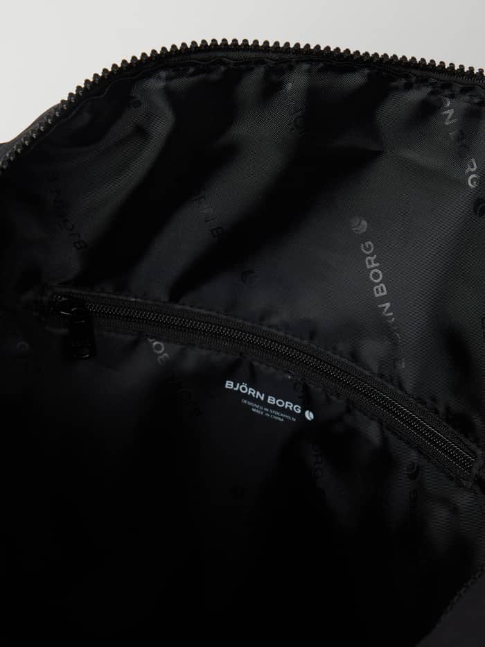 Insidan av Studio Active Sports Bag 25L i Black Beauty (Svart) för träning med en vit logotyp på fodret. - Image 4