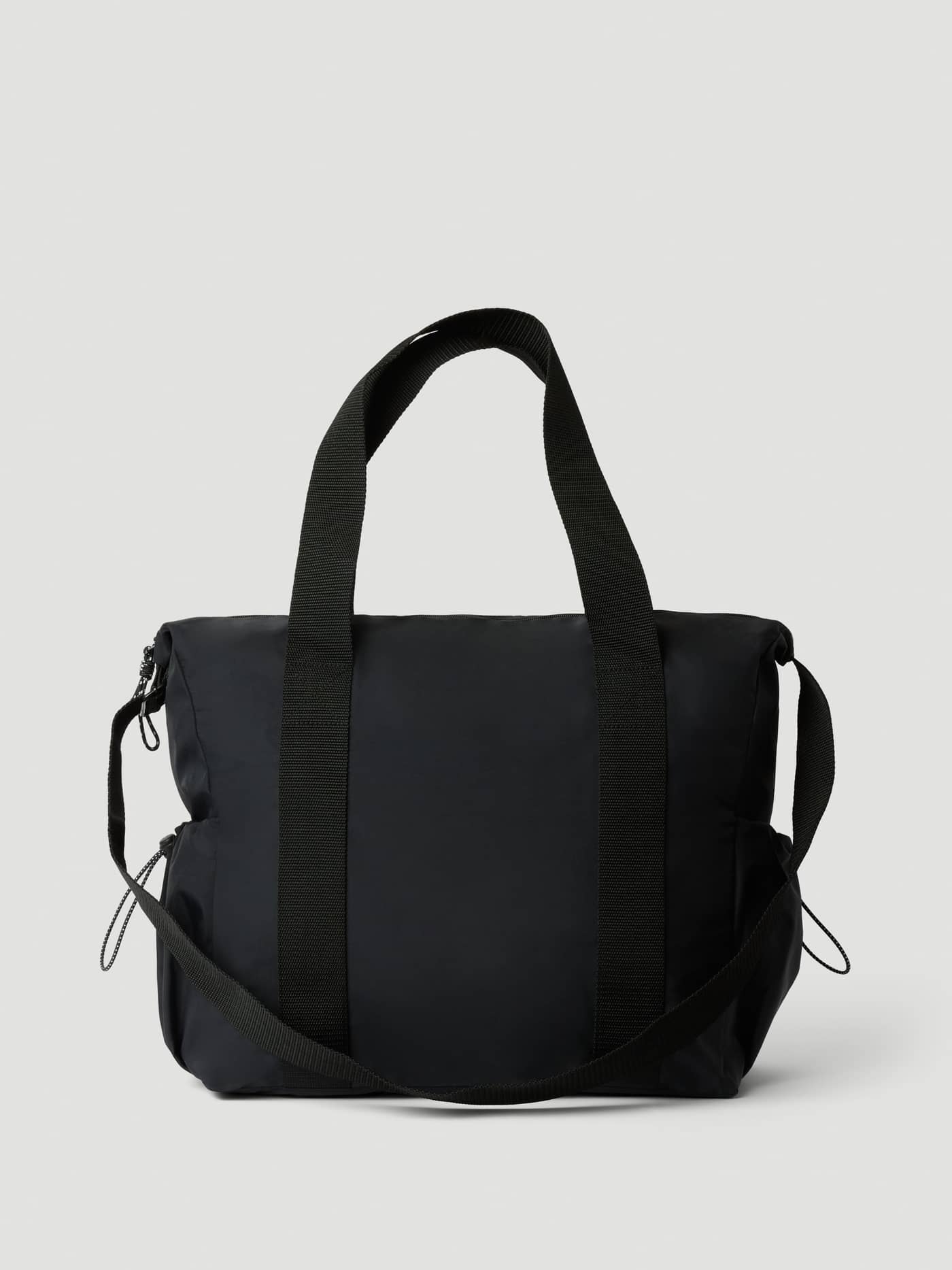 Studio Active Sports Bag 25L i Black Beauty (Sort) set forfra, en træningstaske af 100% genanvendt polyester. - Image 2