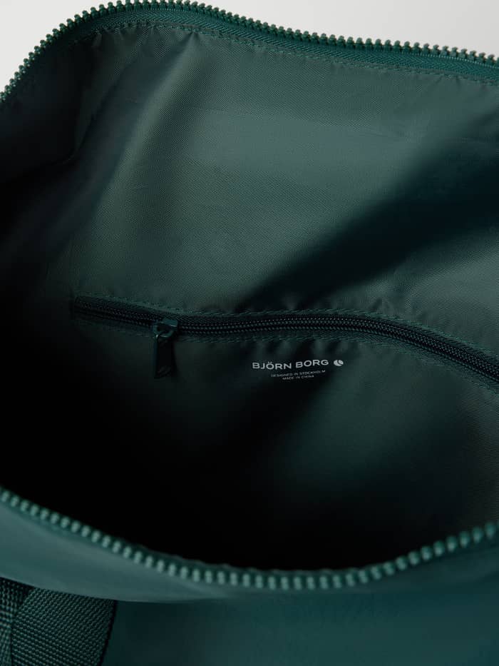 Vue intérieure du Studio Active Sports Bag 25L en Mallard Green (Vert) avec poche d'entraînement et logo blanc. - Image 3