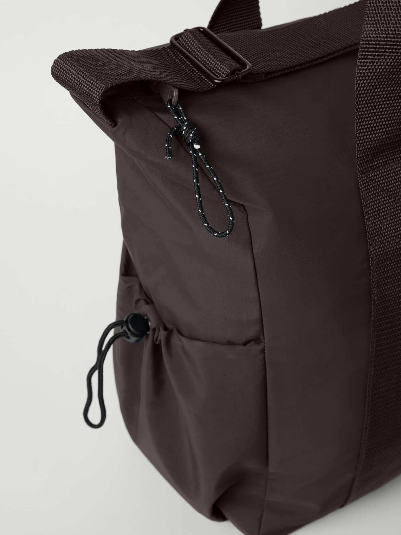 Studio Active Sports Bag 25L in Coffee Bean (Brown) for training, showing the side pocket and technical cord details. - Image 3
