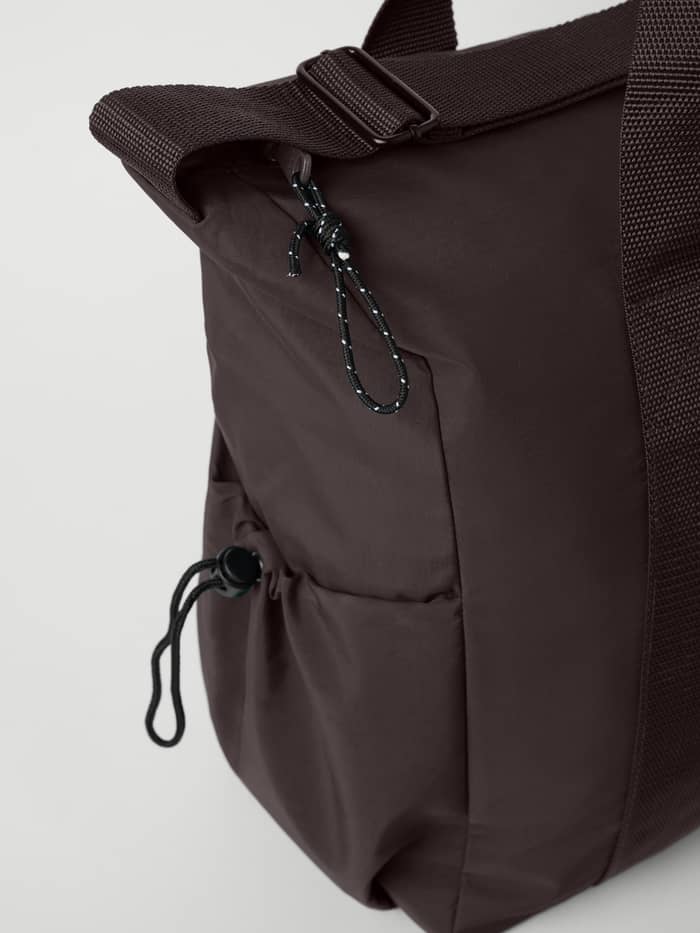Studio Active Sports Bag 25L in Coffee Bean (Bruin) voor training met het zijvak en technische koorddetails. - Image 3