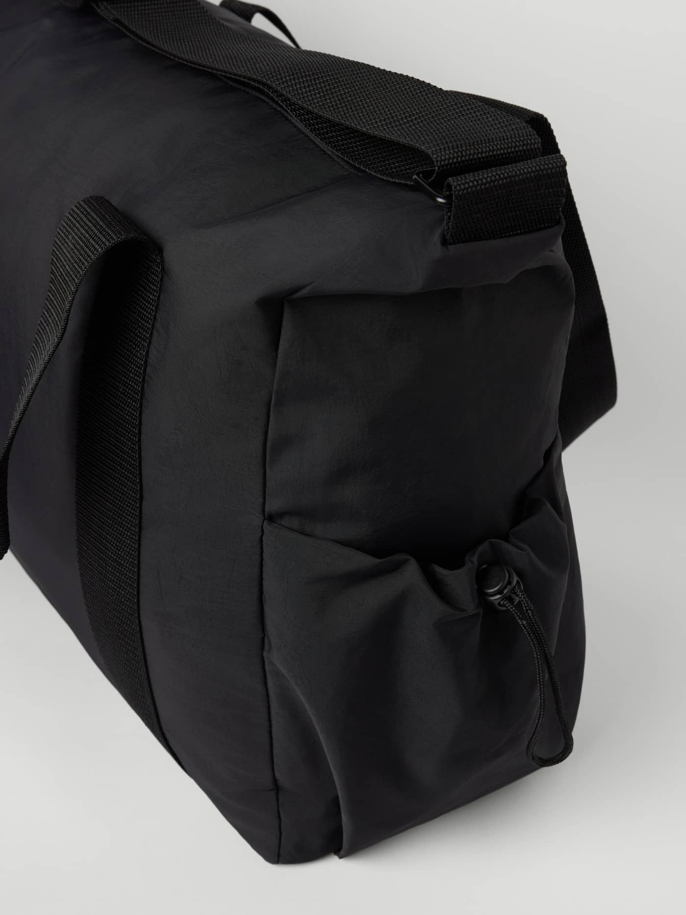 Studio Active Sports Bag 25L i Black Beauty (Sort) med fokus på sidelomme og rem til træning. - Image 3