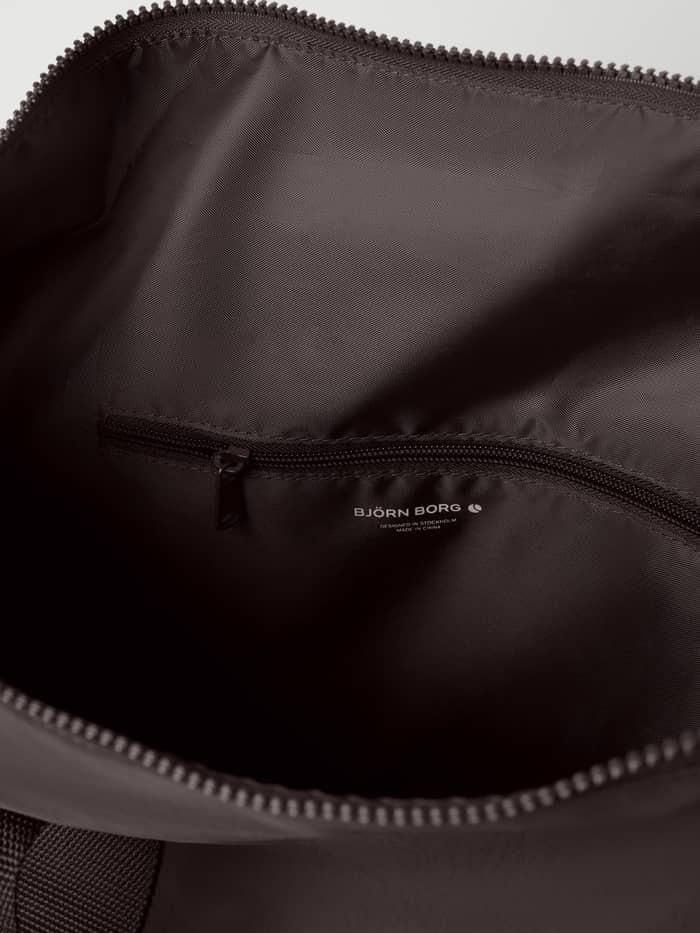 Studio Active Sports Bag 25L in Coffee Bean (Bruin) met een ritsvak aan de binnenkant en wit logo voor training. - Image 4