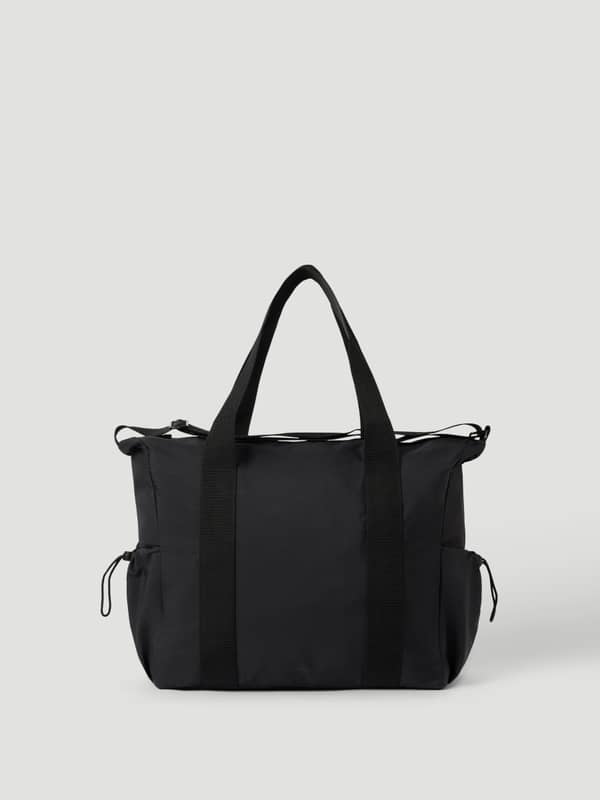 Vue de face du Studio Active Sports Bag 25L en Black Beauty (Noir), sac d'entraînement en polyester recyclé.