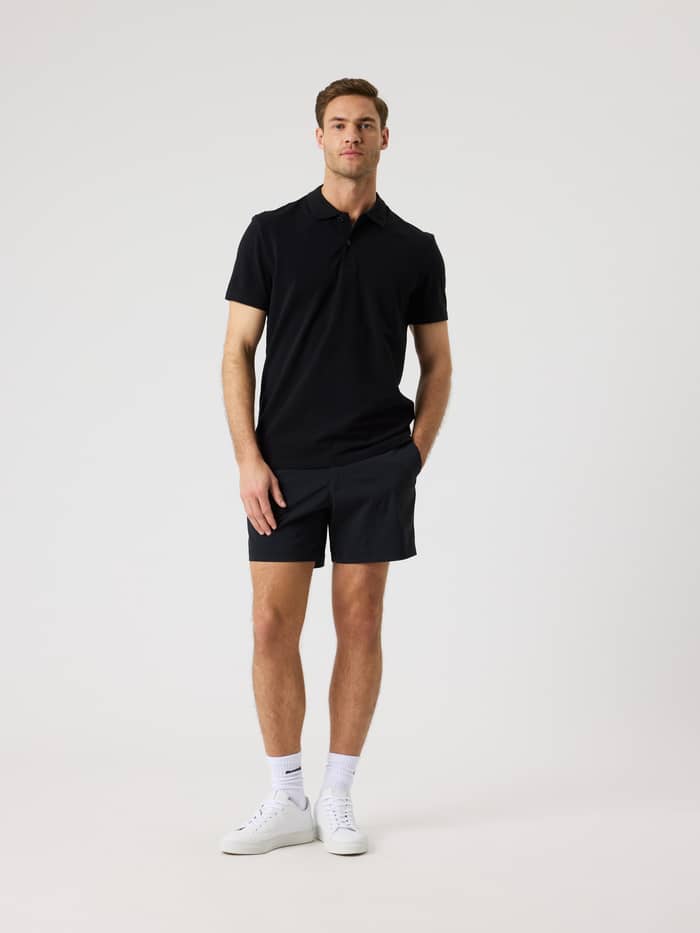 Vooraanzicht van een man in het katoenen piqué Borg Polo Shirt in Black Beauty (Zwart) voor een functionele stijl. - Image 3