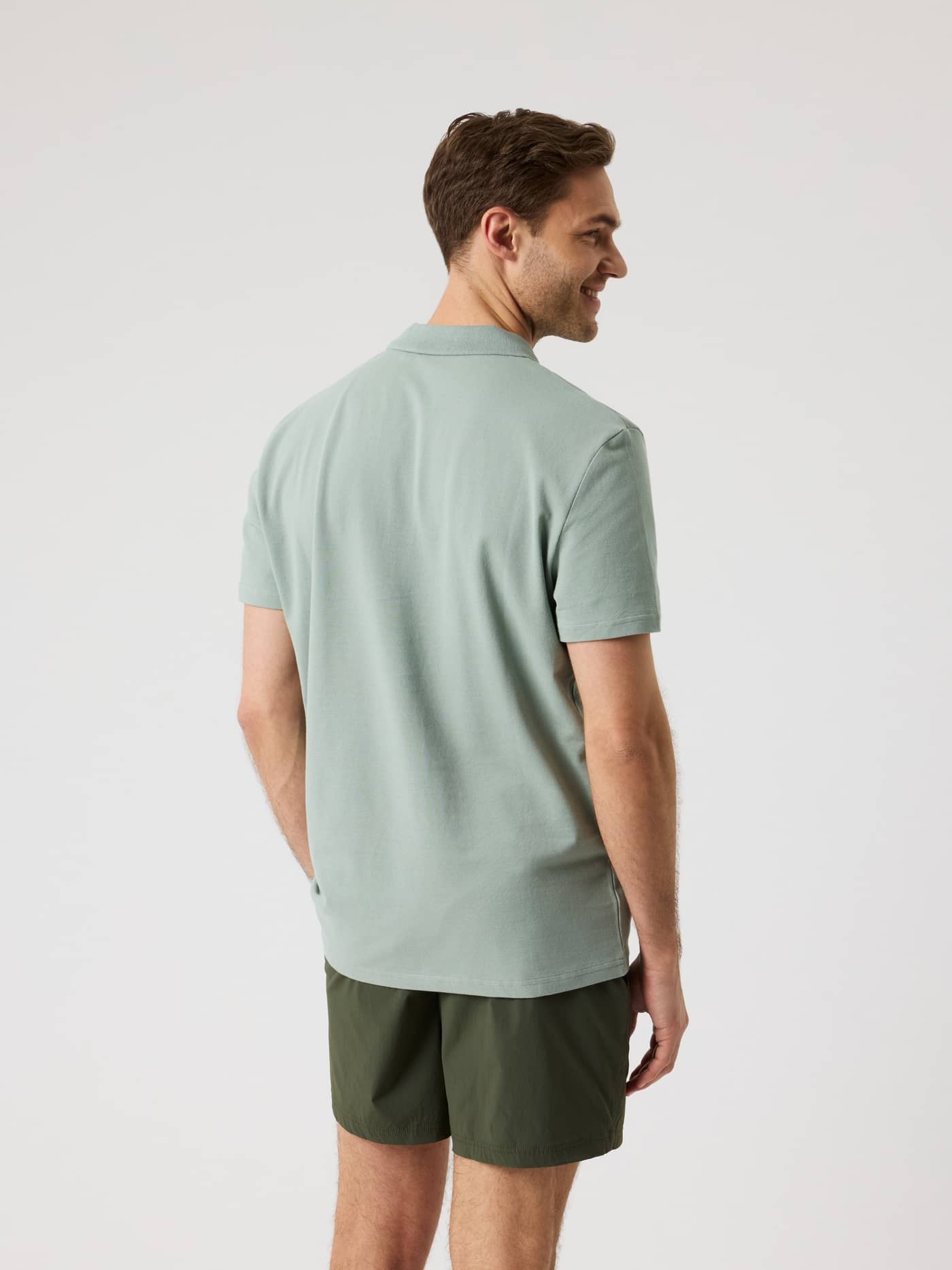 Borg Polo Shirt i Slate Gray (Grøn) set bagfra i 100% bomuldspiqué med en komfortabel og stilfuld pasform. - Image 2