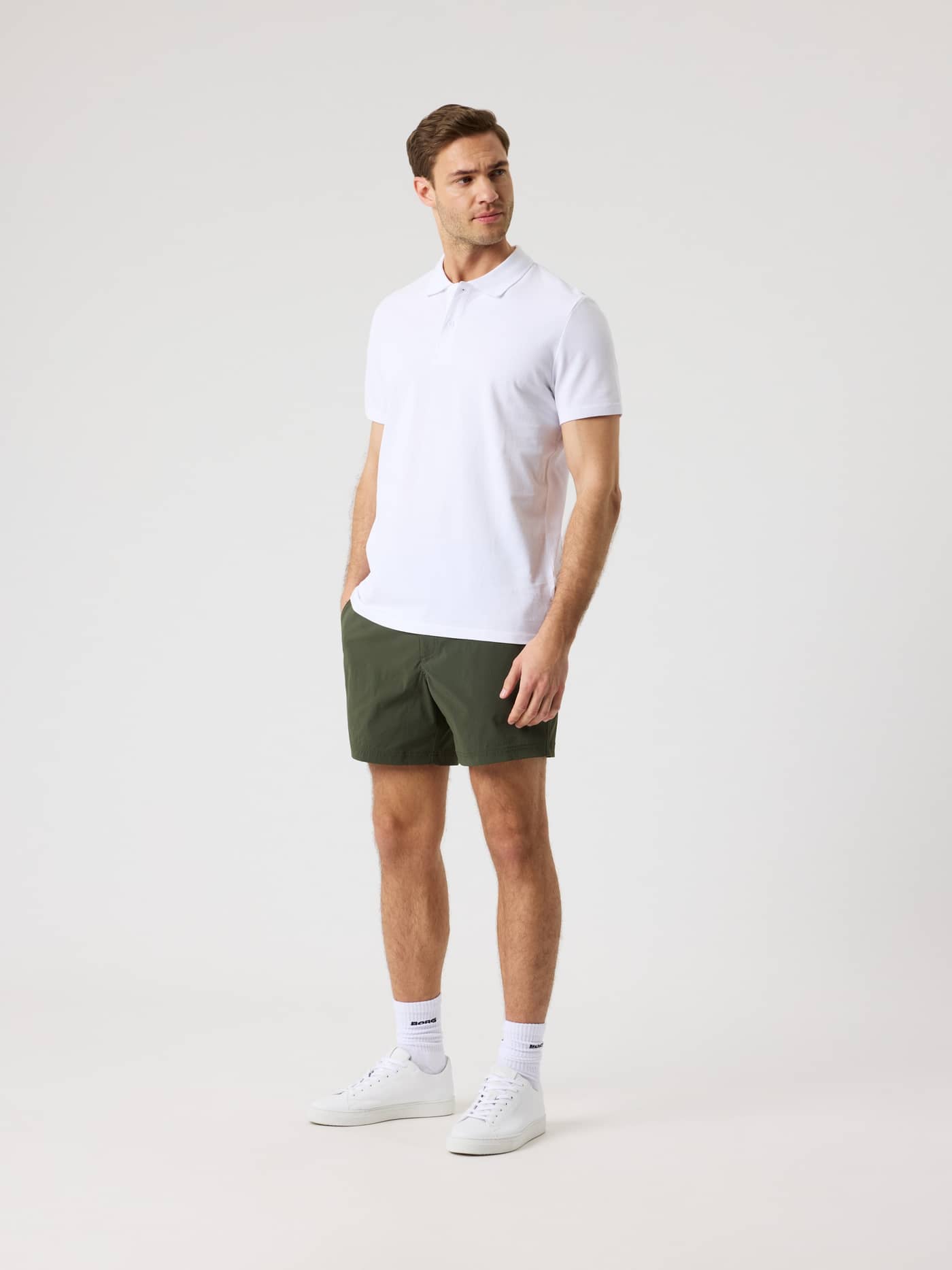 Ganzkörper-Vorderansicht eines Mannes im Borg Polo Shirt in Brilliant White (Weiß) aus Baumwoll-Piqué mit Regular Fit. - Image 3