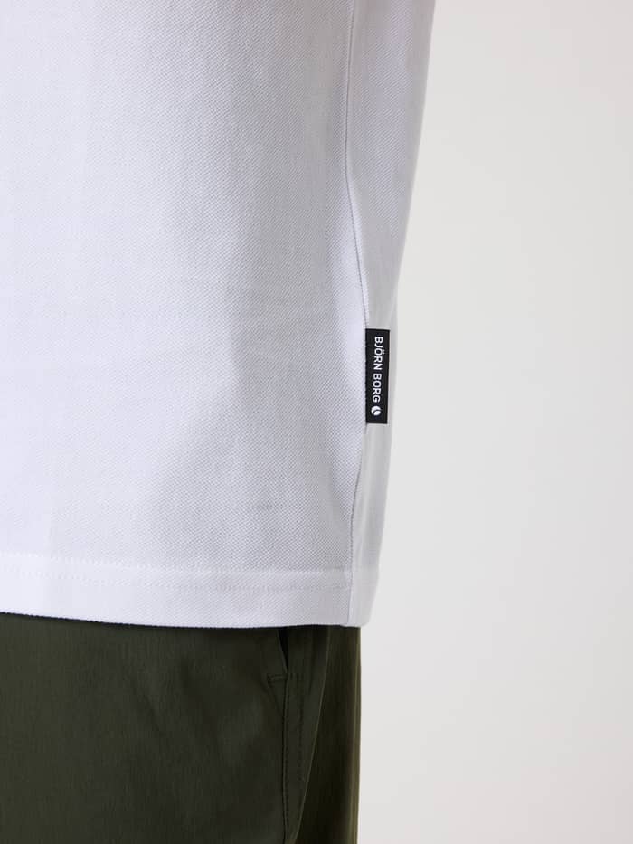 Close-up van het katoenen piqué Borg Polo Shirt in Brilliant White (Wit) met een zwart vlaggetjeslabel. - Image 4