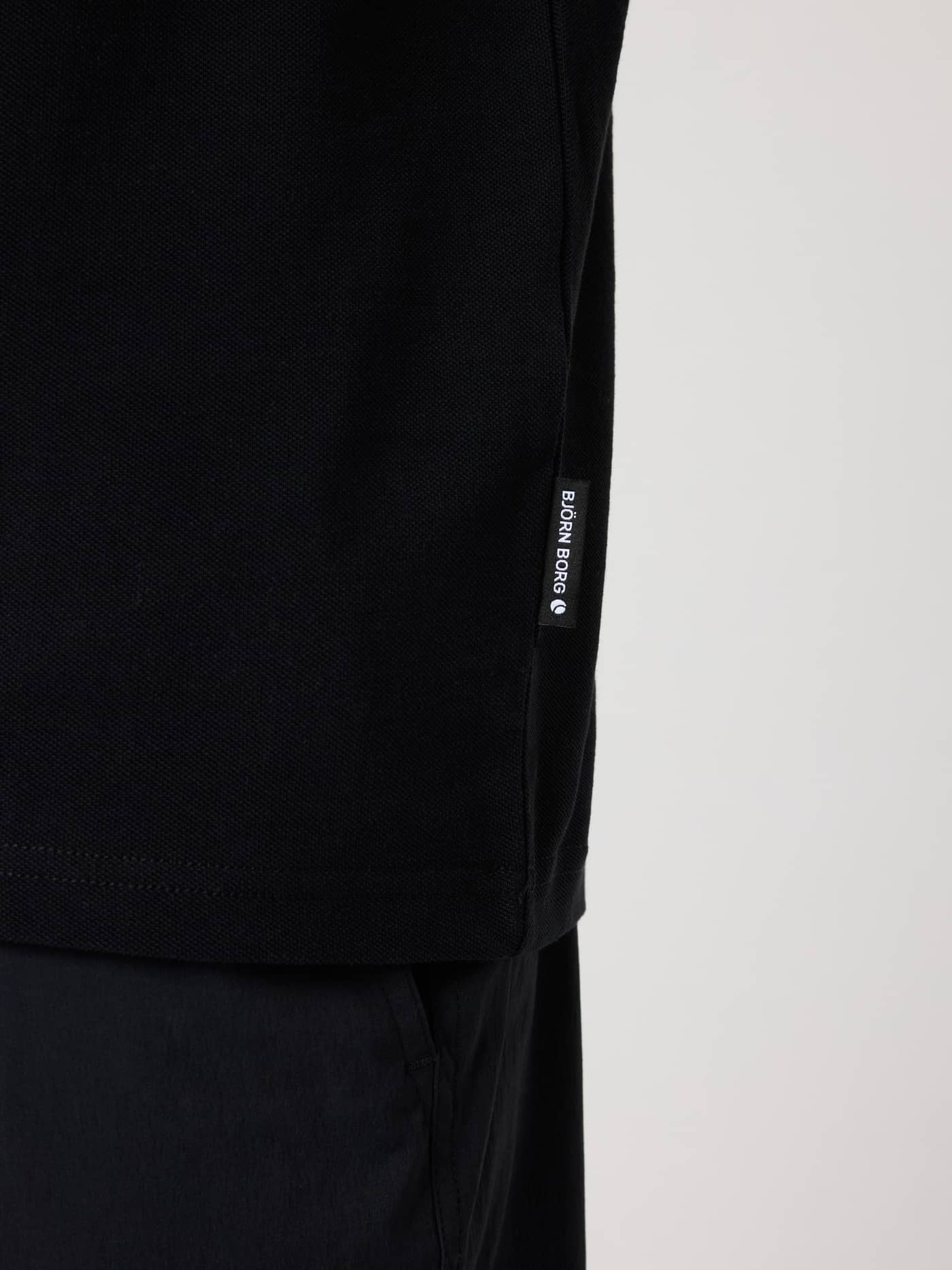 Borg Polo Shirt i Black Beauty (Sort) bomuldspiqué til mænd i regular fit med et hvidt flag-label. - Image 4