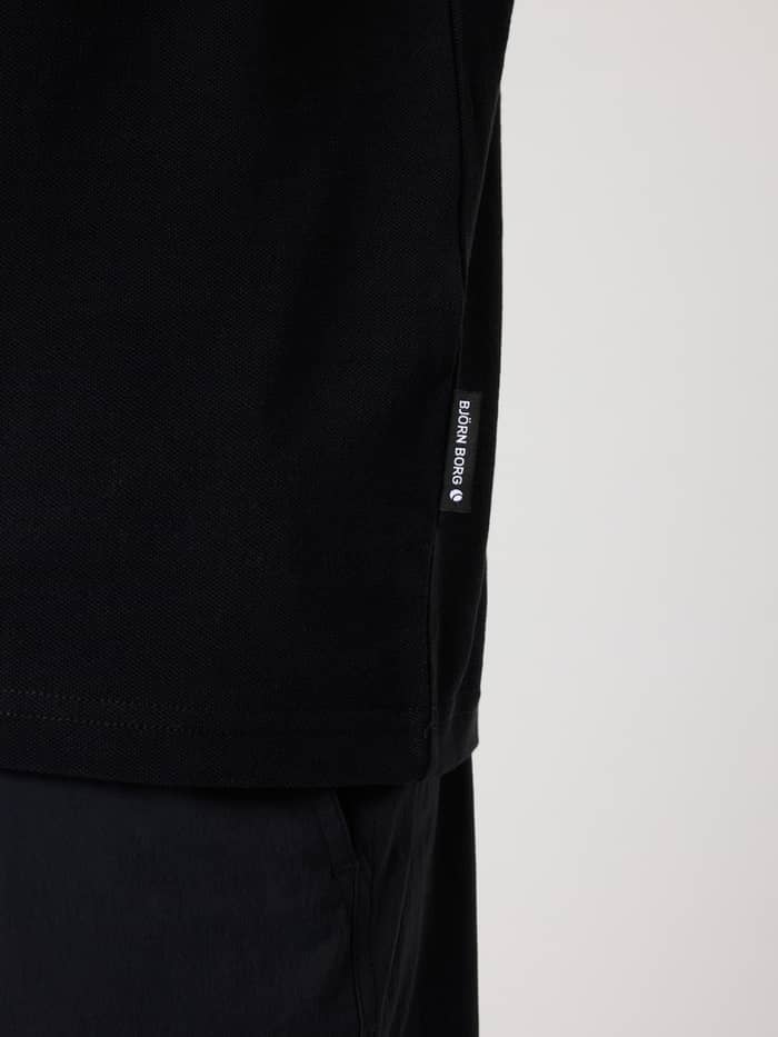 Close-up van het witte vlaggetjeslabel op het Borg Polo Shirt van katoenen piqué in Black Beauty (Zwart) voor heren. - Image 4