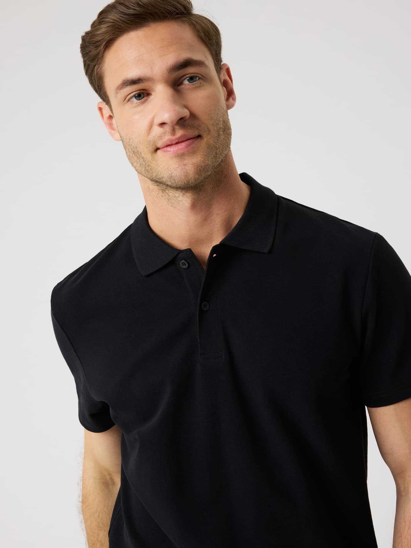 Borg Polo Shirt i Black Beauty (Sort) set forfra, fremstillet i åndbart bomuldspiqué med en stilren pasform. - Image 5