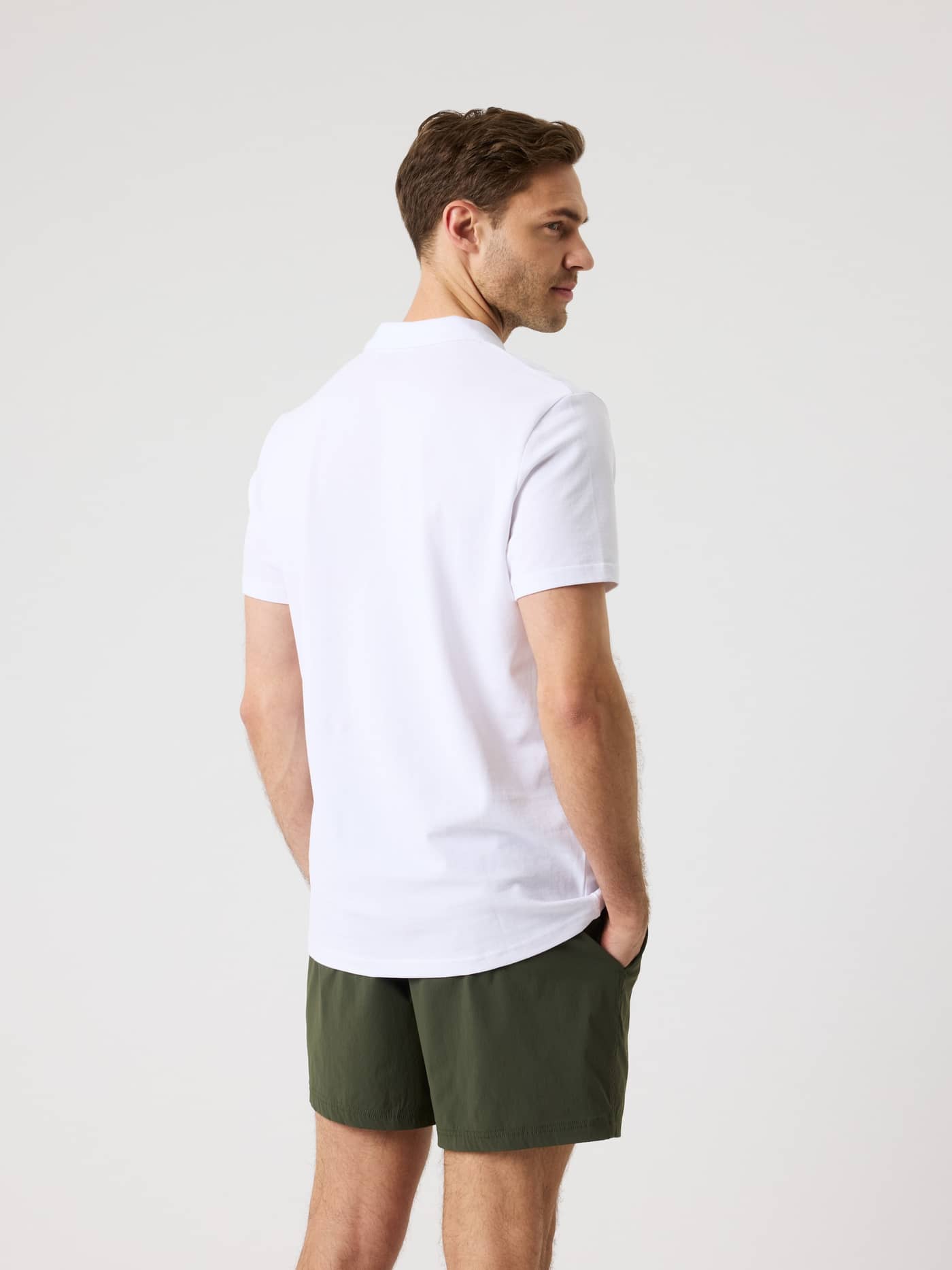 Rückansicht eines Mannes im Borg Polo Shirt in Brilliant White (Weiß) aus atmungsaktivem Baumwoll-Piqué. - Image 2