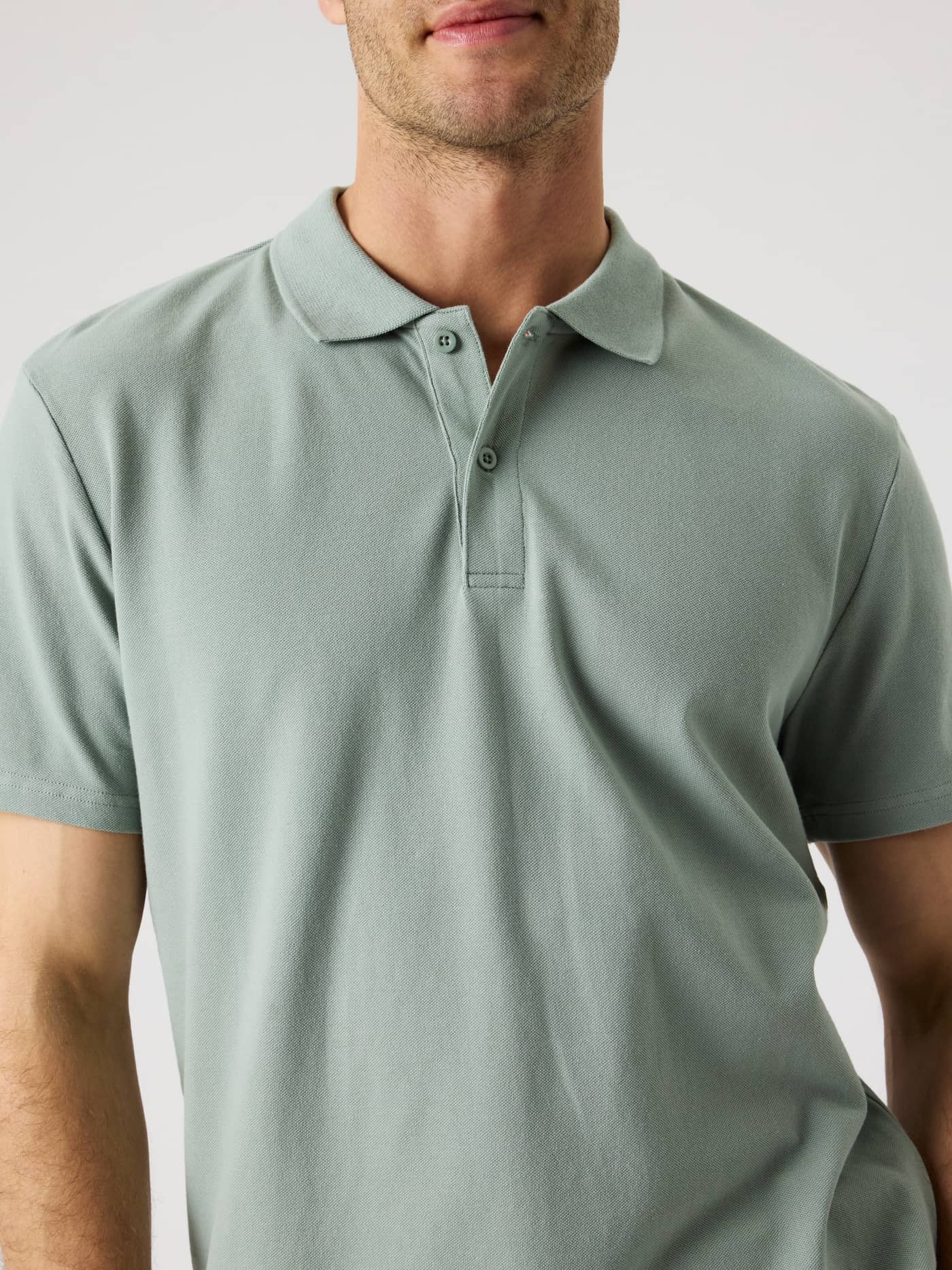 Borg Polo Shirt i Slate Gray (Grøn) set forfra i regular fit og åndbar bomuldspiqué. - Image 5