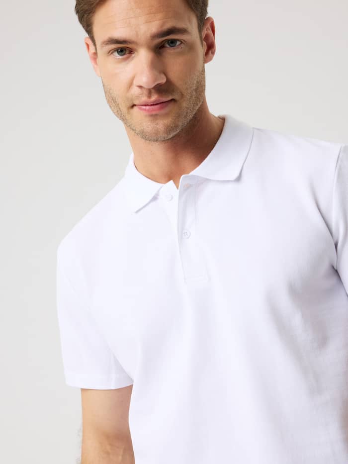 Close-up vooraanzicht van een man in de Björn Borg Polo Shirt in Brilliant White (Wit) van gestructureerd katoen piqué. - Image 5