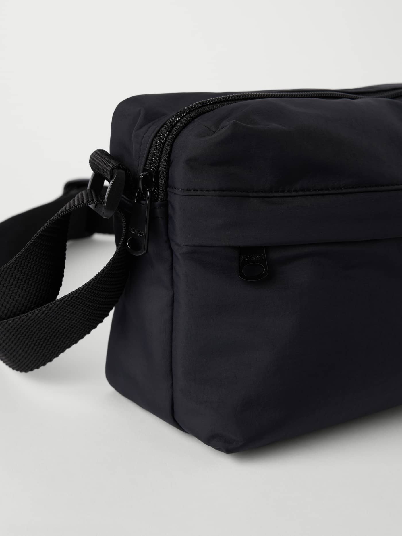 Studio Active Crossover Bag i Black Beauty (Sort) af genanvendt polyester med sorte logolynlåse set tæt på. - Image 2