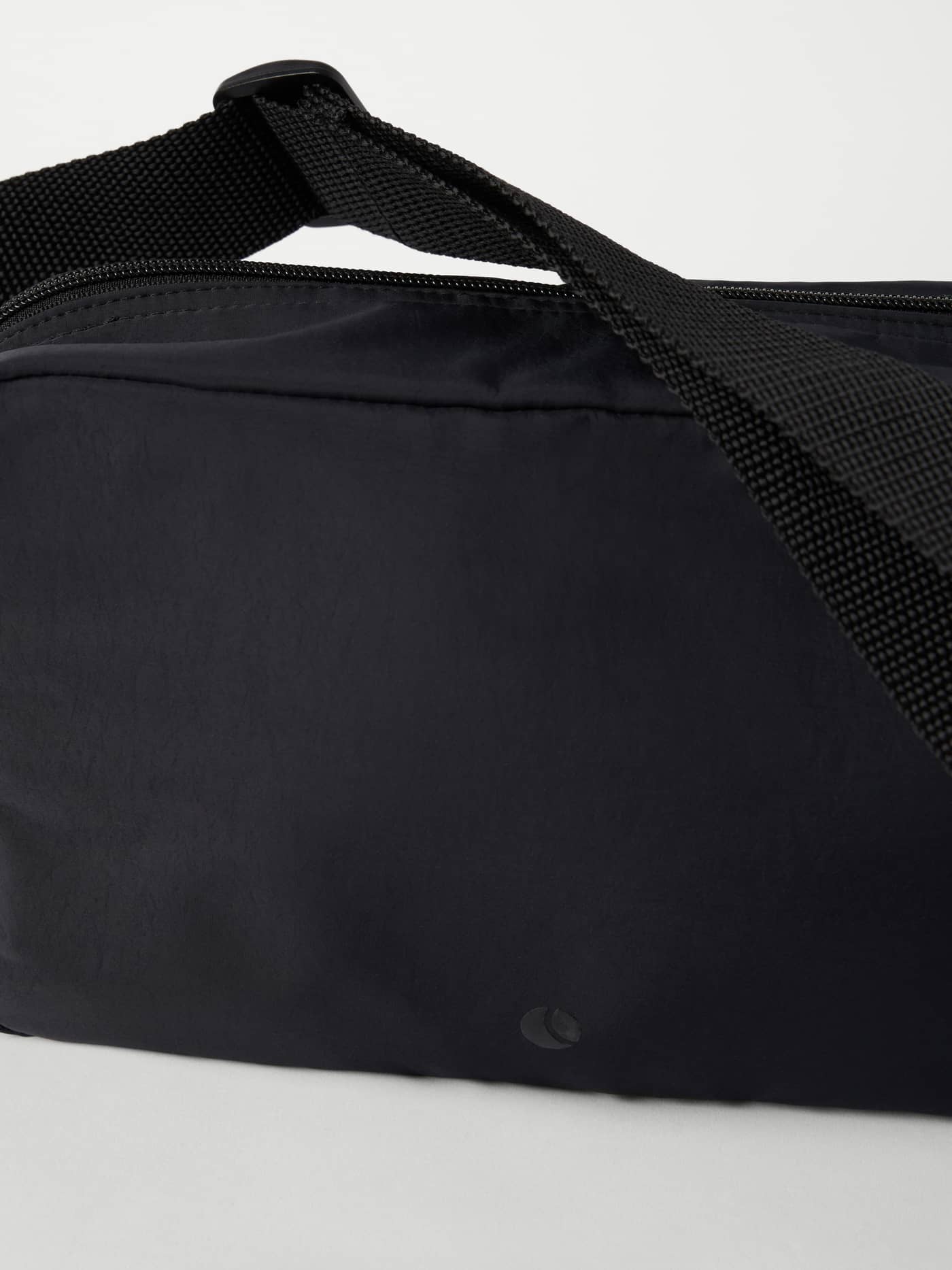 Studio Active Crossover Bag i Black Beauty (Sort) i et detaljeret nærbillede med slidstærk rem og tonalt logo. - Image 3