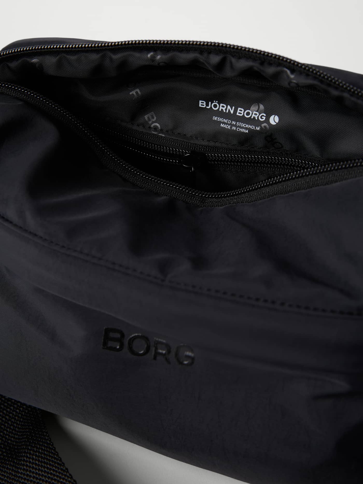 Studio Active Crossover Bag i Black Beauty (Sort) set indvendigt med detaljer og et sort BORG-logo. - Image 4