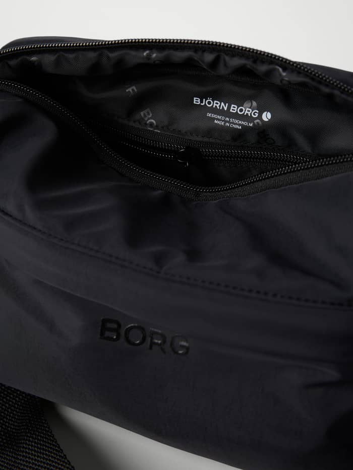 Gedetailleerd binnenaanzicht van de Studio Active Crossover Bag in Black Beauty (Zwart) met een zwart BORG-logo. - Image 4