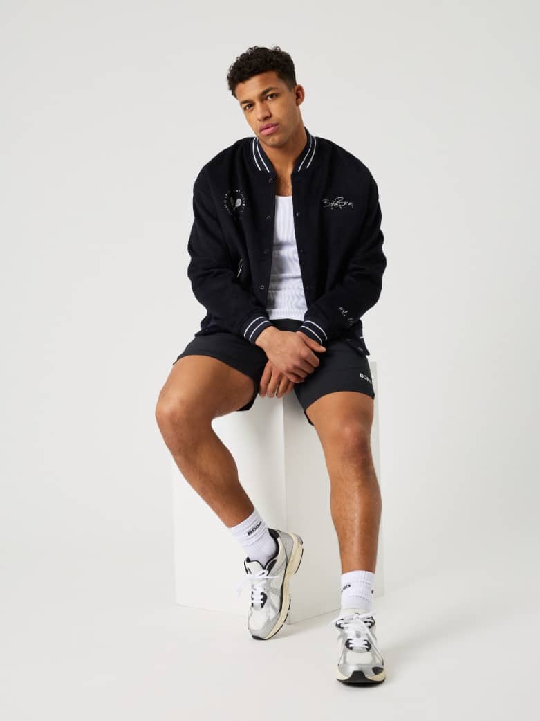 Vue de face d'un homme portant la Borg Varsity Jacket en Night sky (Marine) en feutre avec broderie tennis. - Image 9