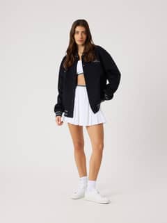 Vue de face d'une femme portant la Borg Varsity Jacket en Night Sky (Marine) en laine mélangée pour le tennis. - Image 7