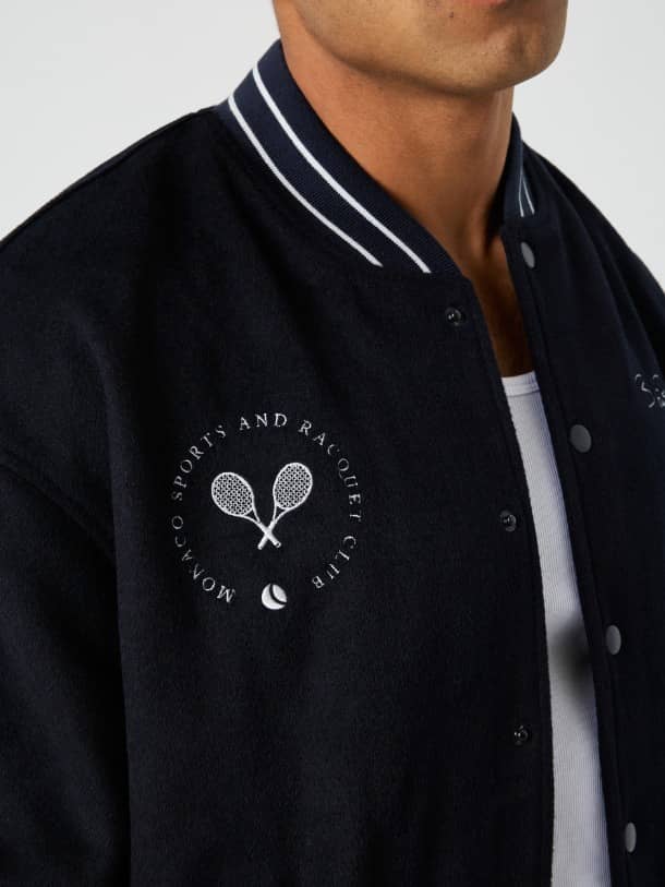 Borg Varsity Jacket en Night sky (Marine) en feutre de laine avec une broderie tennis club sur la poitrine. - Image 8