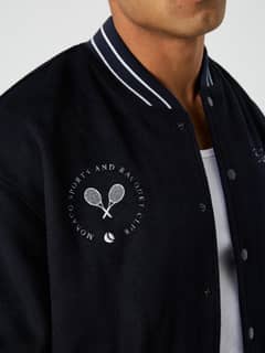 Borg Varsity Jacket en Night sky (Marine) en feutre de laine avec une broderie tennis club sur la poitrine. - Image 8