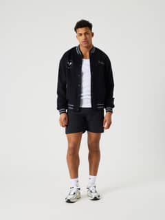 Vue de face d'un homme portant la Borg Varsity Jacket en Night sky (Marine), une veste de tennis élégante et fonctionnelle. - Image 5