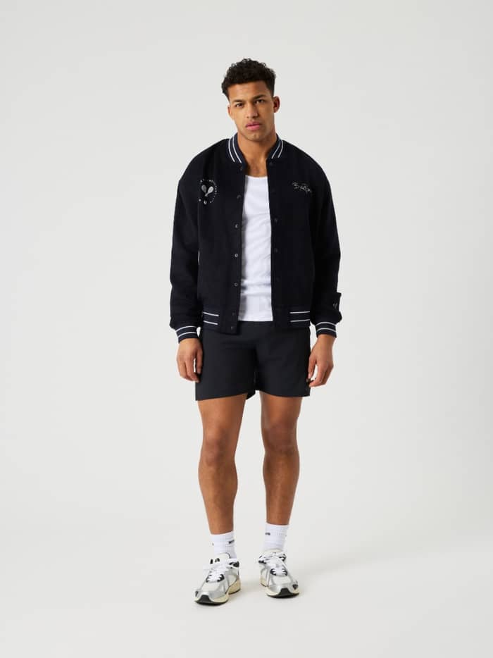 Borg Varsity Jacket i Night sky (Navy) set i fuld figur, et stilfuldt og funktionelt tennisinspireret lag til mænd. - Image 5