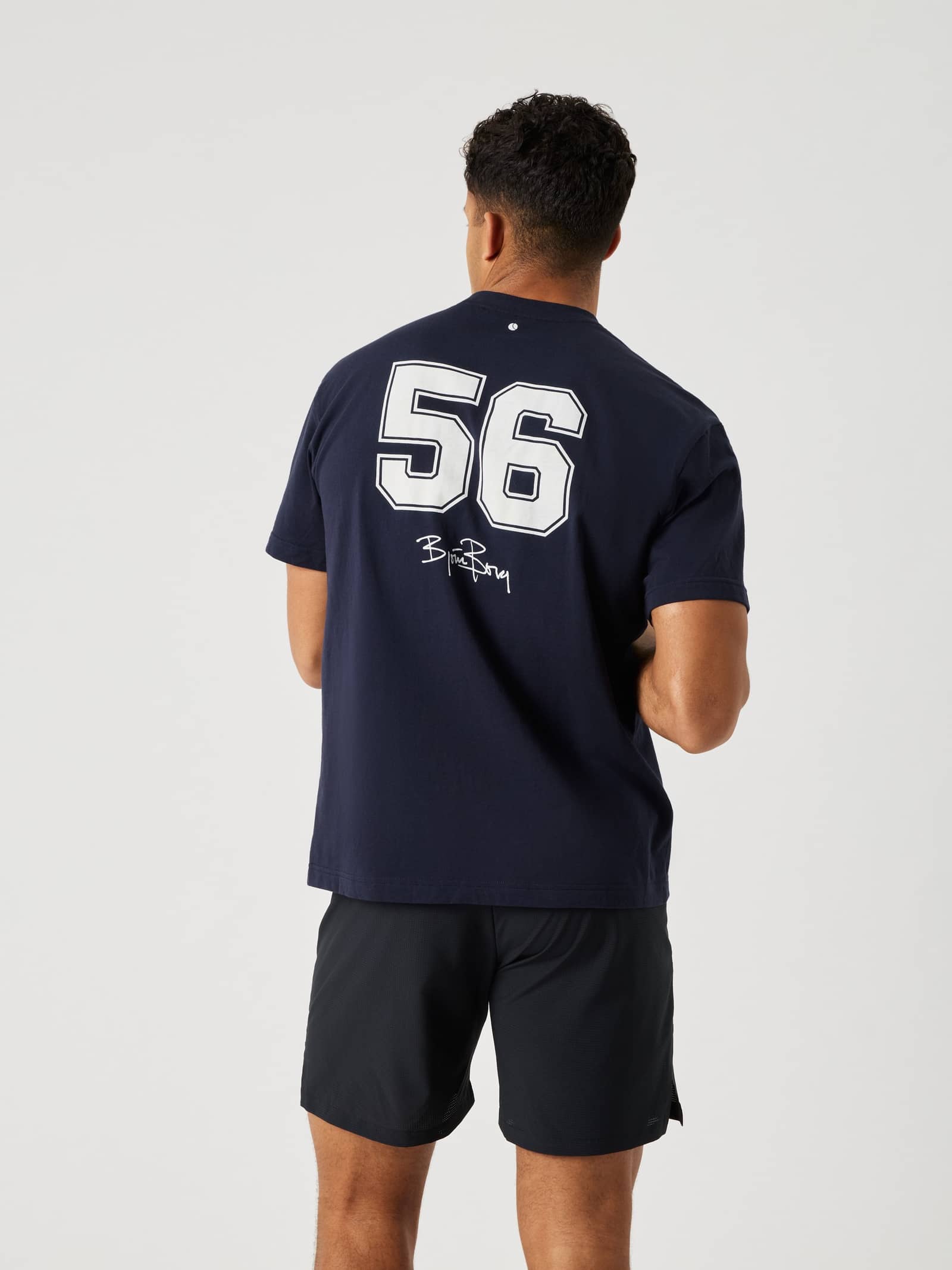 Borg Classic Print T-Shirt i Night sky (Marinblå) sedd bakifrån med ett stort grafiskt 56-tryck, perfekt för tennis. - Image 1