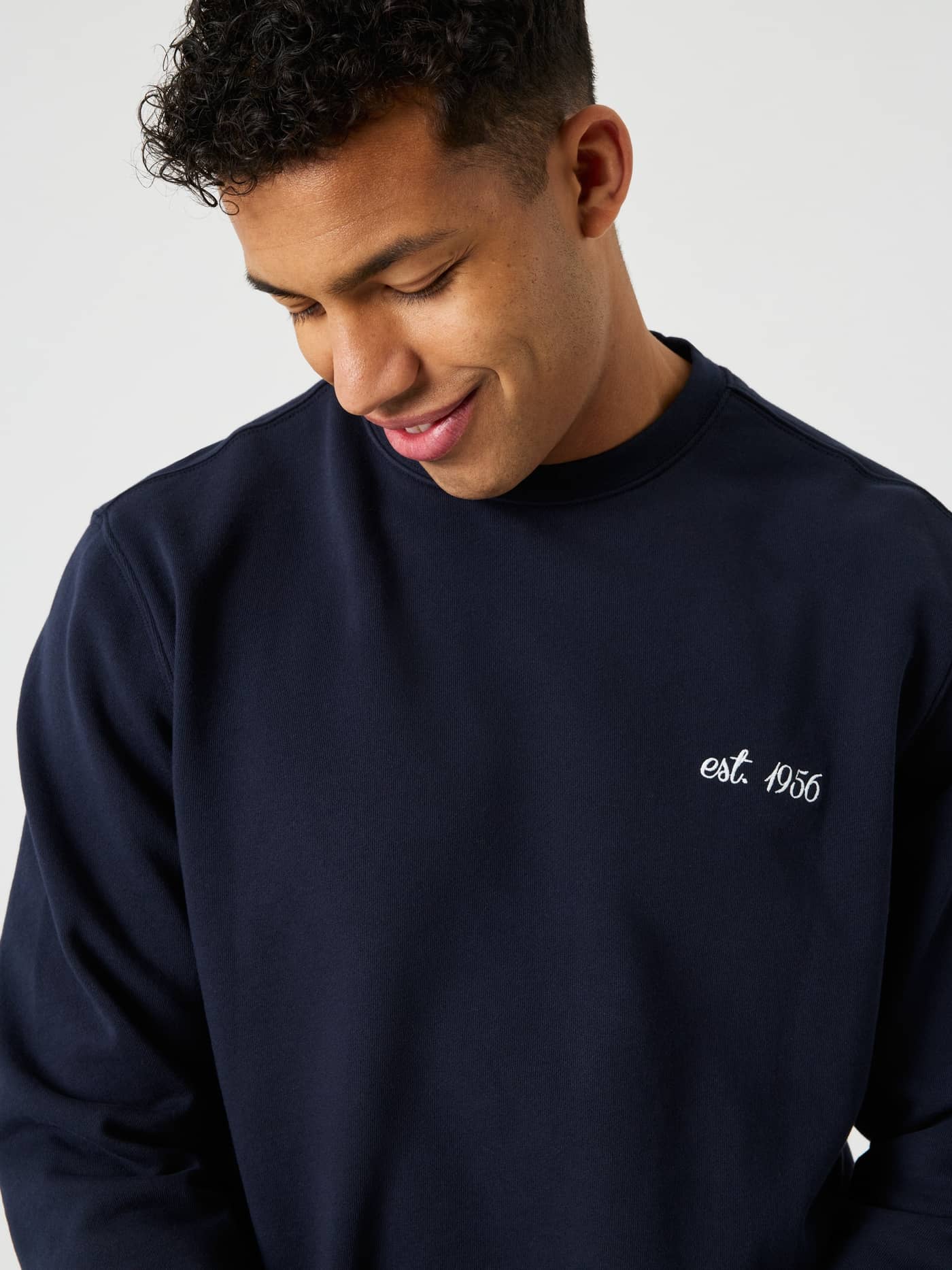 Close-up of a man wearing the Night sky (Navy) Borg Classic Print Sweatshirt with chest embroidery for tennis. - Image 5