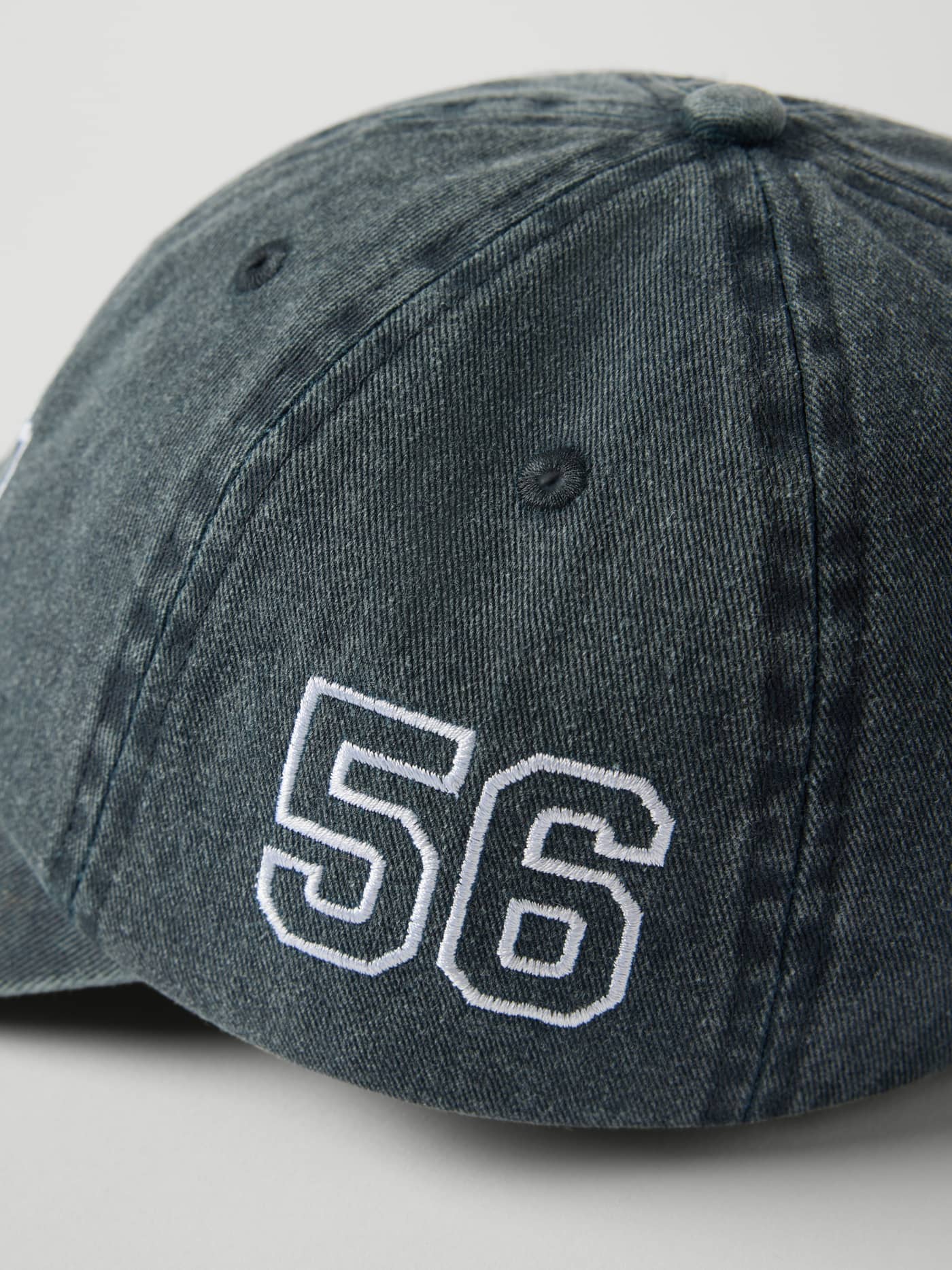 Vue de profil de la Borg Washed Signature Cap 56 Night sky (Marine) en coton biologique délavé avec logo tennis 56 brodé. - Image 3