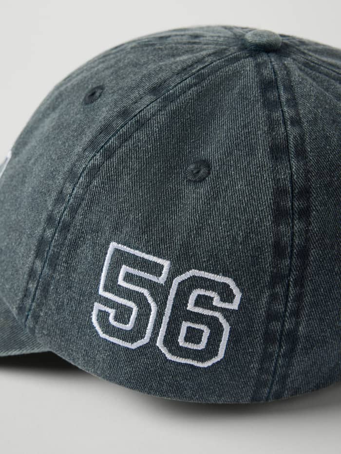 Borg Washed Signature Cap 56 i Night sky (Marineblå) af vasket økologisk bomuld med broderet 56 tennis-logo set fra siden. - Image 3