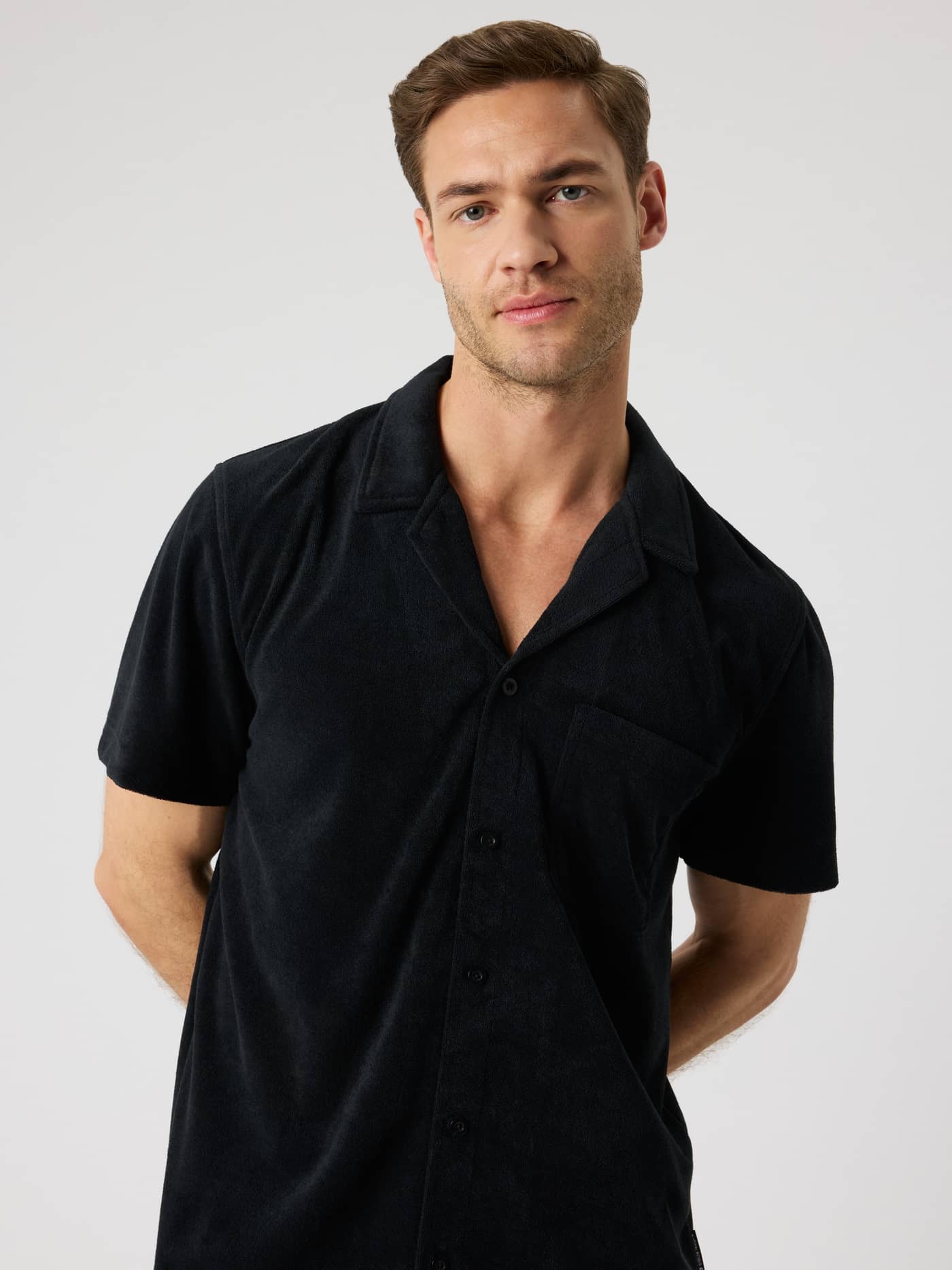 Borg Toweling Pool Shirt i Black Beauty (Sort) set forfra i blød frotté med fokus på stil og funktion. - Image 6