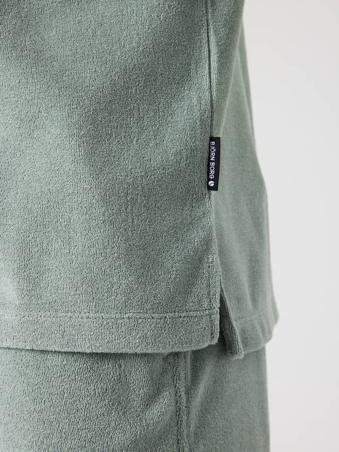Seitenschlitz-Detail am Borg Toweling Pool Shirt in Slate Gray (Grün) aus Frottee mit schwarzem Logo-Label. - Image 5