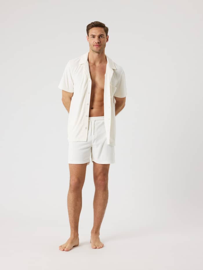 Vorderansicht eines Mannes im Borg Toweling Pool Shirt in Tofu (Weiß) aus Frottee für Stil und Funktion. - Image 3