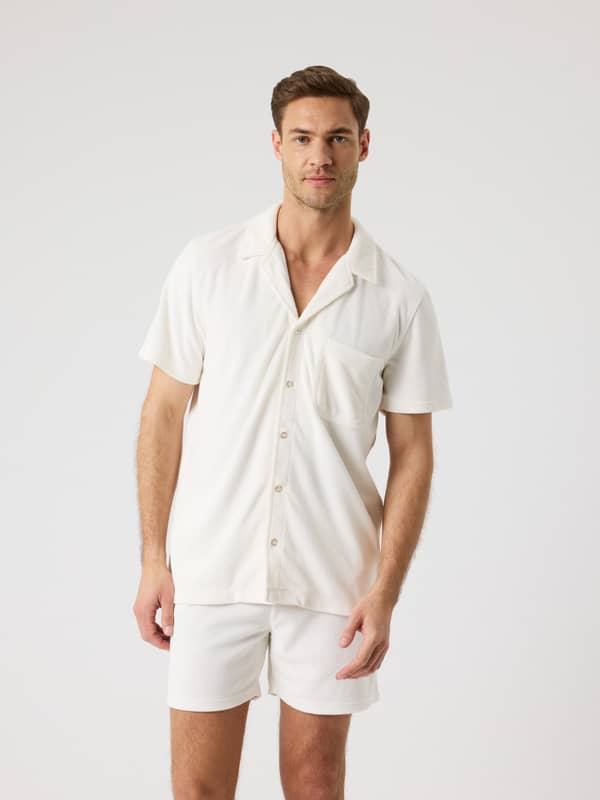 Vue de face du Borg Toweling Pool Shirt en Tofu (Blanc) en tissu éponge doux avec col cubain élégant.