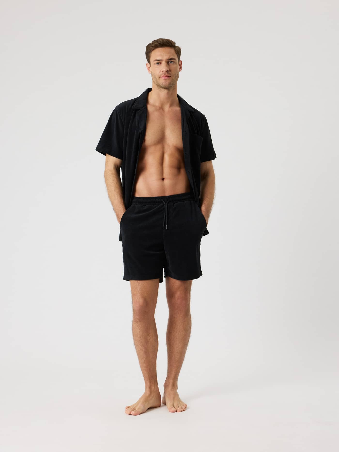 Borg Toweling Pool Shirt i Black Beauty (Sort) set forfra i fuld figur i blødt frotté-stof med en stilfuld pasform. - Image 3