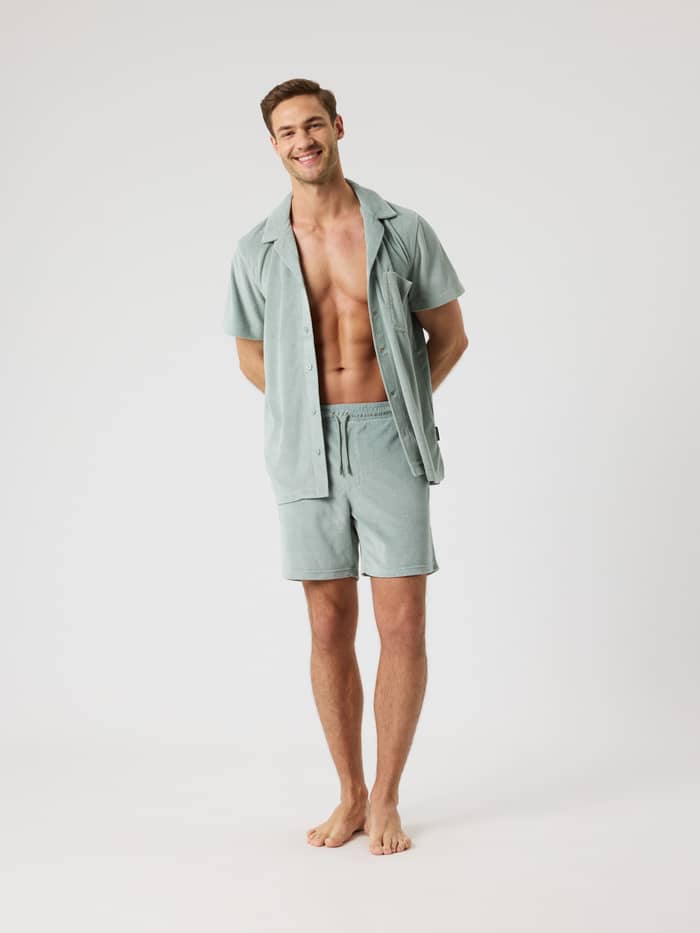 Ganzkörper-Vorderansicht eines Mannes im Borg Toweling Pool Shirt in Slate Gray (Grün) aus weichem Frottee. - Image 3